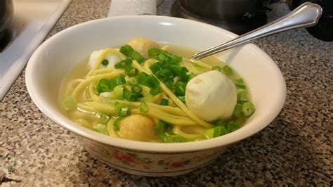  Meizhou Fish Ball Noodle Soup: Un viaggio acquatico di sapori delicati e una festa esplosiva di texture!