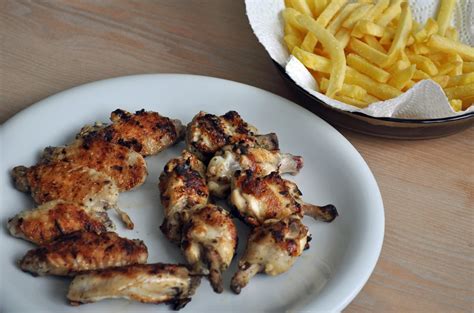  Scalzi di Pollo alla Brace: Un Sinfonia di Sapori Piccanti che si Sciolgono in Bocca!