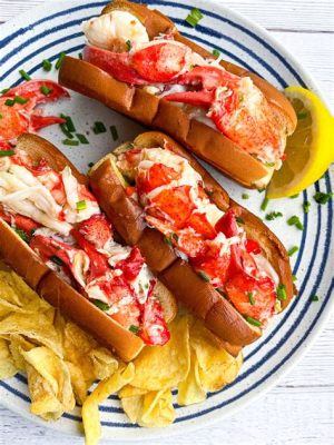   Lobster Roll: Un connubio di freschezza marina e cremosità avvolgente in un panino New England!