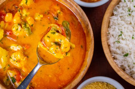  Moqueca de Camarão: Un dolce e piccante abbraccio di mare che ti conquisterà!