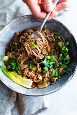  Soba Noodles con Maiale alla Griglia: Un'Esplosione di Sapori Piccanti e un Contorno Cremoso e Ricco?